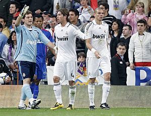 Casillas pide a Pepe que se marche al vestuario ante la presencia de Sergio Ramos. (Foto: AP)