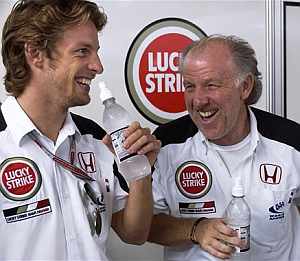 David Richards, ahora director de Aston Martin y ex jefe del equipo Honda, el ao pasado con Button en Interlagos. (AFP)