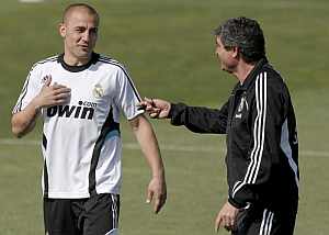 Cannavaro conversa con Juande Ramos, durante el entrenamiento. (EFE)