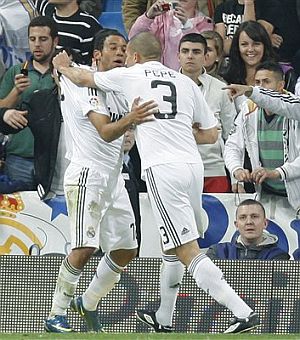 Marcelo intenta controlar a Pepe en el duelo ante el Getafe. (Foto: EFE)