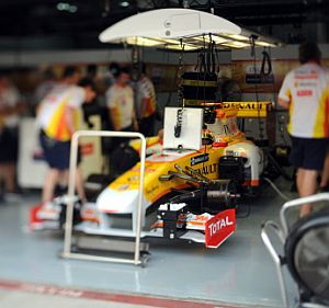 Fernando Alonso, en el 'box' de Renault. (Foto: AFP)