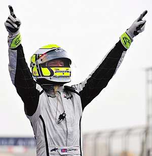 Jenson Button celebra su victoria en Bahrein. (Foto: EFE)