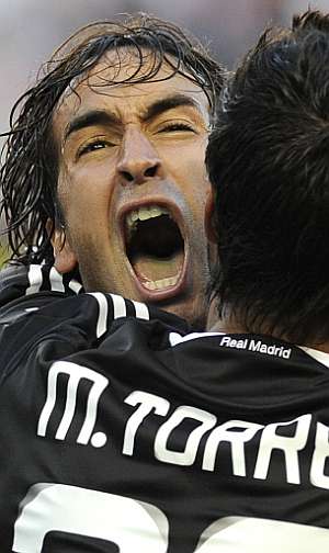 Ral celebra su tercer gol con Torres. (AFP)