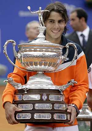 Rafa Nadal. con su quinto trofeo Conde de Godó. (AFP)