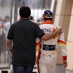 Fernando Alonso recibi ayuda tras desmayarse. (Foto: AP)