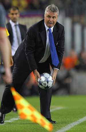 Guus Hiddink sostiene el baln, durante el Barcelona-Chelsea. (Foto: AP)