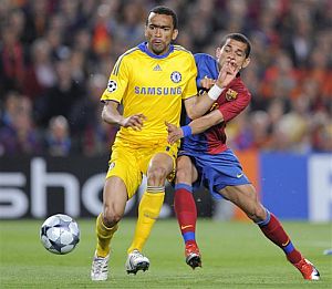 Bosingwa y Alves pelean un baln en el Camp Nou. (Foto: AP)