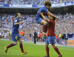 Iniesta, Xavi y Puyol celebran el 1-2. (AFP)