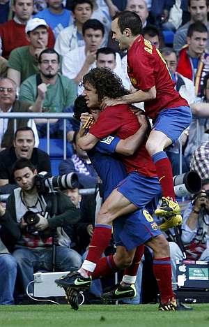 Puyol, Xavi e Iniesta celebran uno de los goles del Bara. (Foto: EFE)