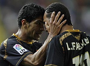 Renato y Luis Fabiano celebran el primer gol del Sevilla (Foto: AP Photo)