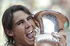Rafa Nadal posa con el trofeo. (Foto: AFP)