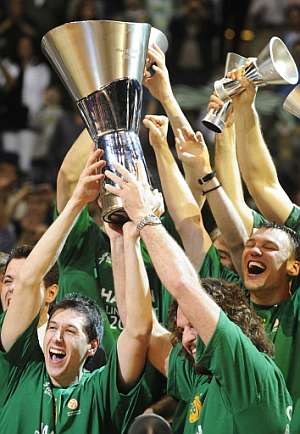 Los jugadores del Panathinaikos levantan el trofeo de campen de la Euroliga. (Foto: AFP)