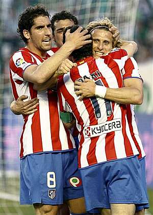 Maxi, Ral Garca y De las Cuevas felicitan a Forln tras su primer gol. (Foto: AP)
