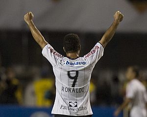 Ronaldo levanta los brazos al trmino del partido. (Foto: EFE)