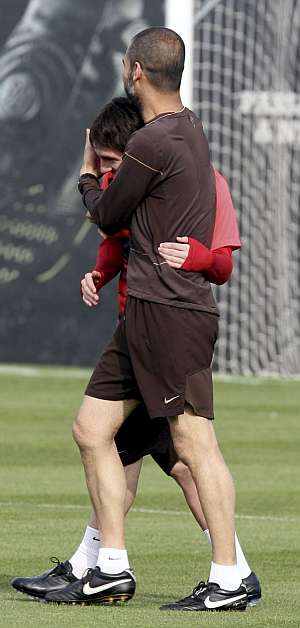 Guardiola abraza a Messi durante un entrenamiento del Barça. (EFE)