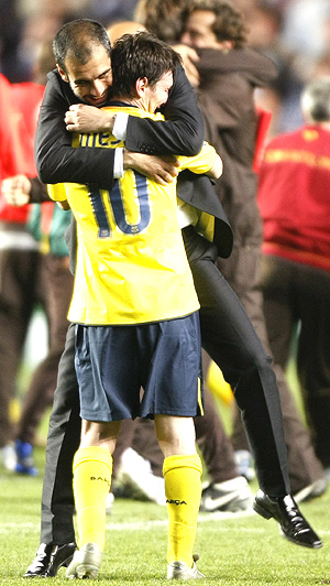 Guardiola, abrazado a Messi, en Stamford Bridge. (EFE)