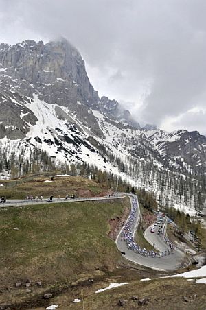 Estampa alpina de la quinta etapa del Giro. (Foto: AFP)