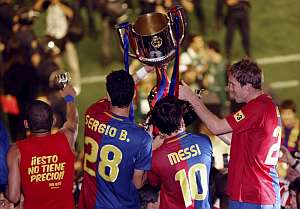 Alves, Busquets, Messi y Hleb, con la Copa. (Foto: EFE)