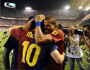 Alves se abraza con Messi, tras la final. (AFP)