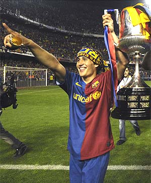 Bojan, con el trofeo en Mestalla. (Foto: AFP)
