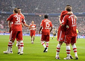 Los jugadores del Bayern celebran un gol ante el Leverkusen. (Foto: EFE).