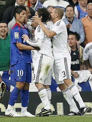 Pepe, en el momento de la agresin a Albn (Foto: REUTERS)