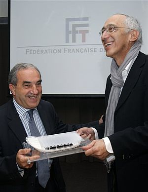 Jean Gachassin (izq.), presidente de la FFT y Marc Mimram. (Foto: AP)
