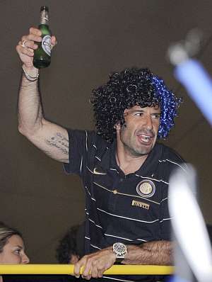 Luis Figo, durante la celebracin del Scudetto del Inter. (Foto: EFE)