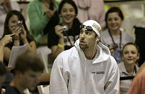 Phelps antes de competir en los 100 libre. (Foto: AP)