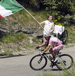 Danilo Di Luca rueda en solitario los ltimos kilmetros de la etapa. (Foto: AFP)