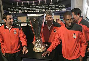 El tcnico del Shakthar, Mircea Lucescu, junto a Fernandinho y Srna, posan junto al trofeo. (Foto: AP Photo)