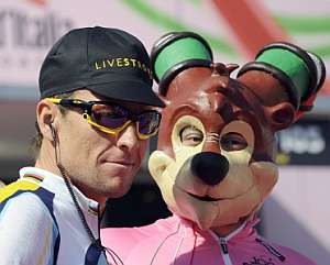 Armstrong posa con la mascota del Giro. (AFP)