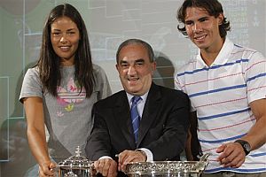 Ana Ivanovic y Rafael Nadal, junto al presidente de la Federacin francesa, Jean Gachassin. (Foto: AFP)