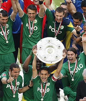 Josue, con el trofeo de la Bundesliga, rodeado de sus compañeros. (Foto: REUTERS)