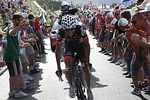 Sastre, escalando en la decimosexta etapa del Giro. (Foto: EFE)