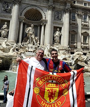 Un aficionado ingls y otro espaol posan con una bandera del United con la Fontana de Trevi al fondo. (EFE)