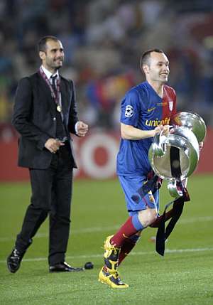 Iniesta y Guardiola, con la Champions. (Foto: AFP)