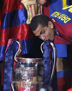 Daniel Alves besa el trofeo de la Champions. (Foto: AFP)