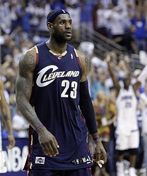 LeBron James, decepcionado por la derrota. (Foto: AP)
