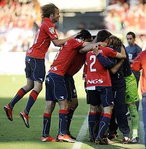 Los jugadores de Osasuna celebran el gol de la victoria ante el Real Madrid. (EFE)