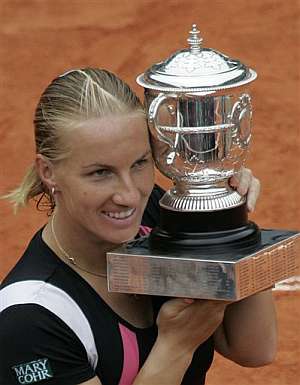 Kuznetsova, con el trofeo en Pars. (Foto: AFP)