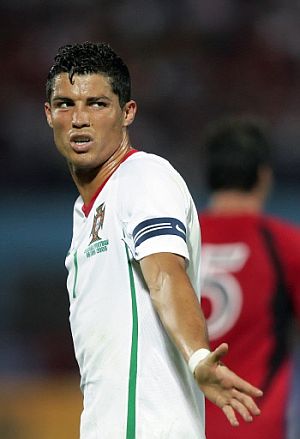 Cristiano Ronaldo gesticula en un momento del angustioso partido en Tirana. (AFP)