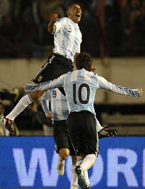 Leo Messi corre a felicitar a 'Cata' Daz tras su tanto. (Foto: AFP)