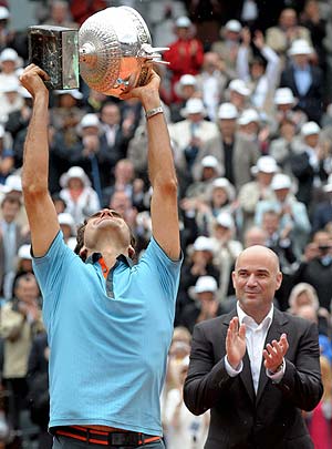 Federer levanta la Copa de los Mosqueteros ante el aplauso de Agassi. (Foto: EFE)