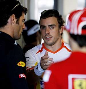 Fernando Alonso charla con Mark Webber (izda) y Felipe Massa. (Foto: EFE)