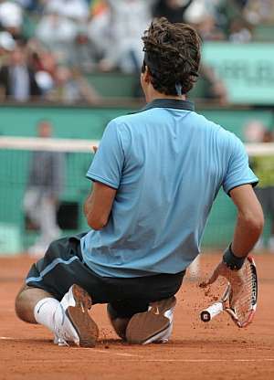 Federer, rodillas en tierra, festeja su victoria tras el ltimo punto ante Soderling. (Foto: AFP)