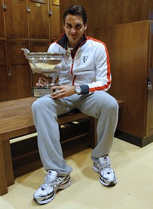 Roger Federer, al fin con la Copa de los Mosqueteros. (Foto: AP)