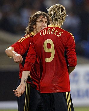 Torres y Puyol celebran un gol de Espaa en Azerbaiyn. (Foto: EFE)