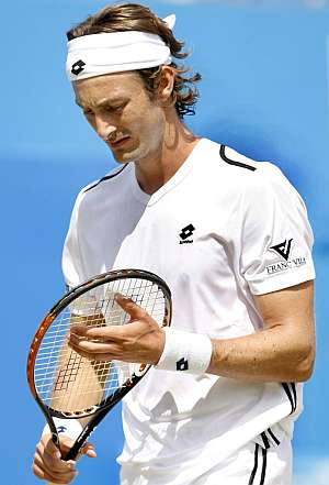 Juan Carlos Ferrero lamenta una bola durante el partido de semifinales del Torneo Queen's frente al britnico Andy Murray. (EFE)