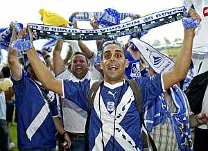 Aficionados del Tenerife celebran el ascenso. (Foto: EFE)